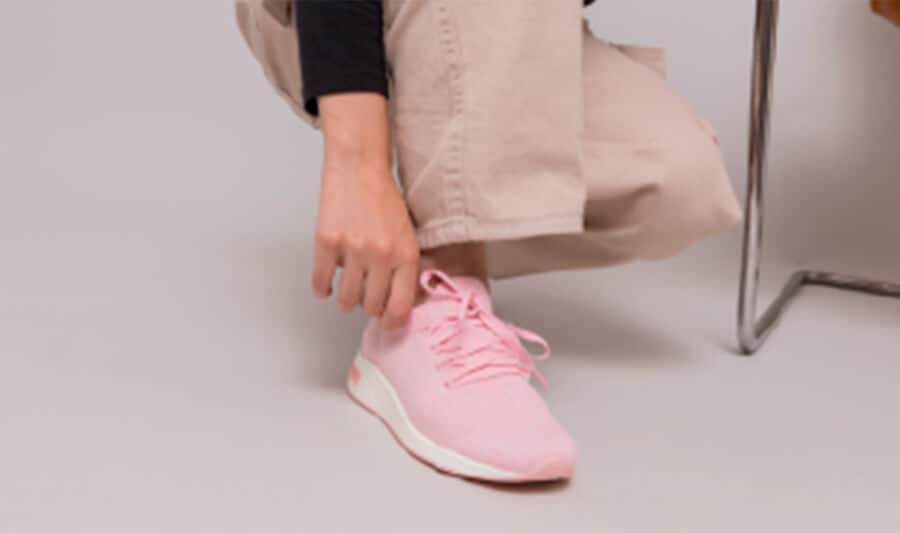 5 Looks com tênis rosa para desmistificar a composição