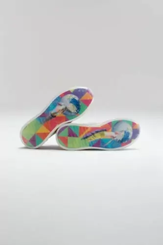 Foto do solado do Yuool Fit Cinza, composto de formas geométricas multicoloridos.