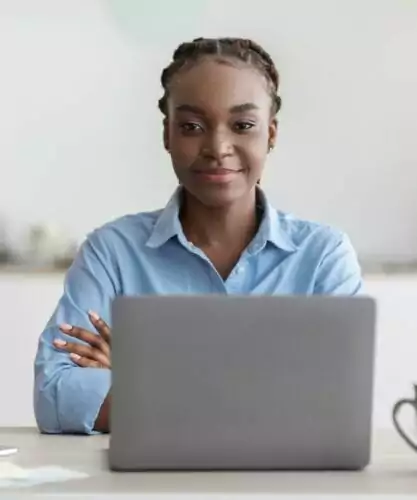 Empreendedorismo feminino - imagem de mulher na frente de computador